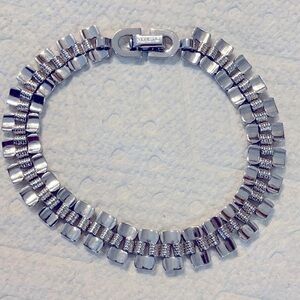 Silver plated Monet bracelet that is 7 inches long and great condition.